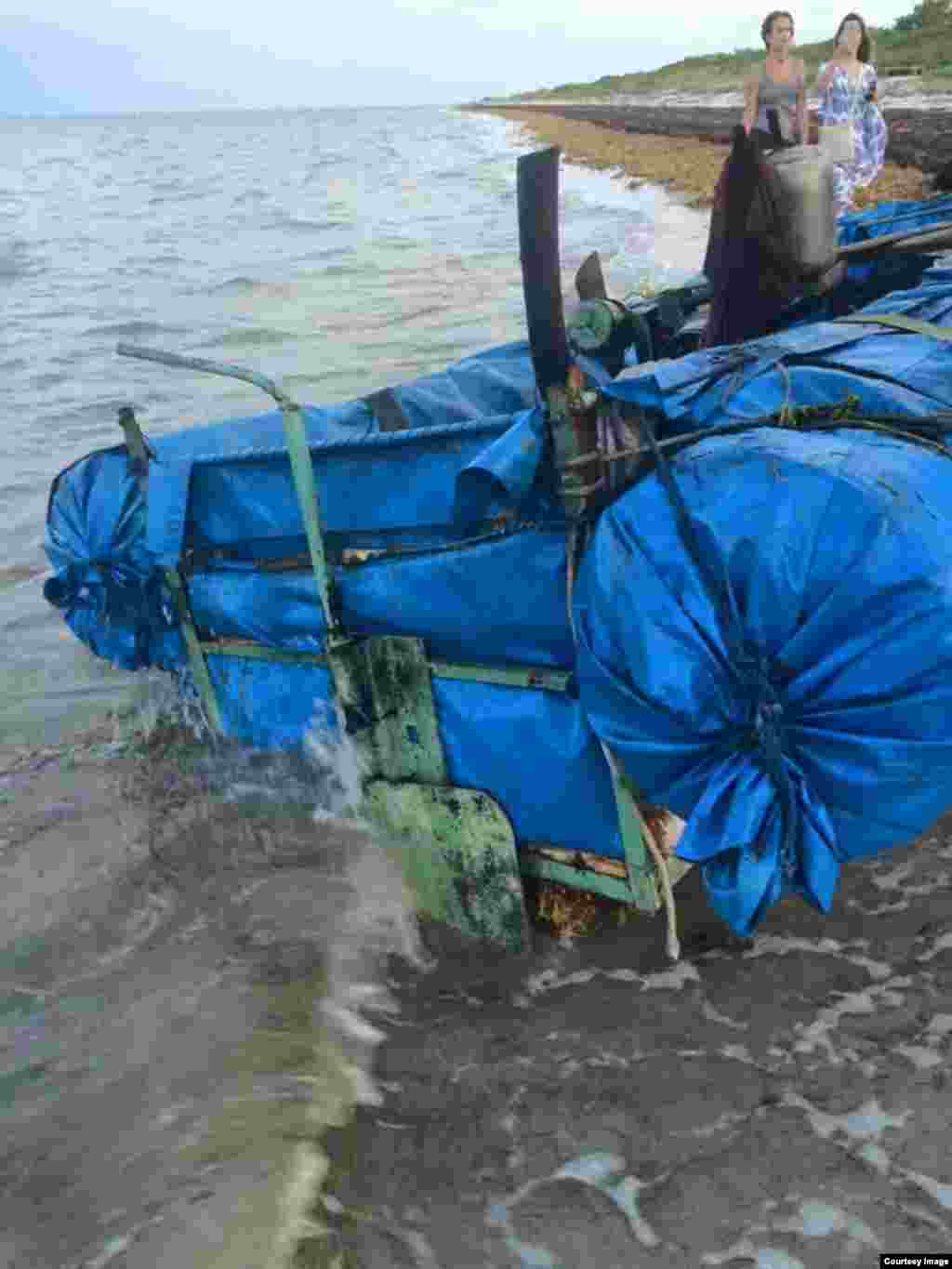 Embarcación en la que 13 cubanos viajaron desde Cuba hasta Key Biscayne. Foto Cortesía de Jorge L. Camero.