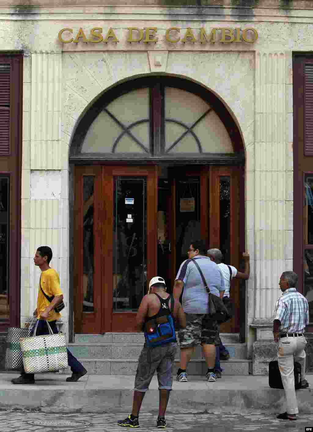 El peso convertible (CUC), que entró en circulación en diciembre de 1994, como alternativa al dólar norteamericano, legalizado un año antes por el entoncesgobernante Fidel Castro, equivale a 24 pesos cubanos (CUP).