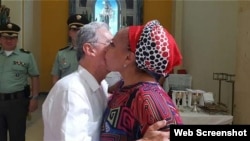 El beso entre el expresidente colombiano Alvaro Uribe y la exsenadora izquierdista Piedad Córdoba.
