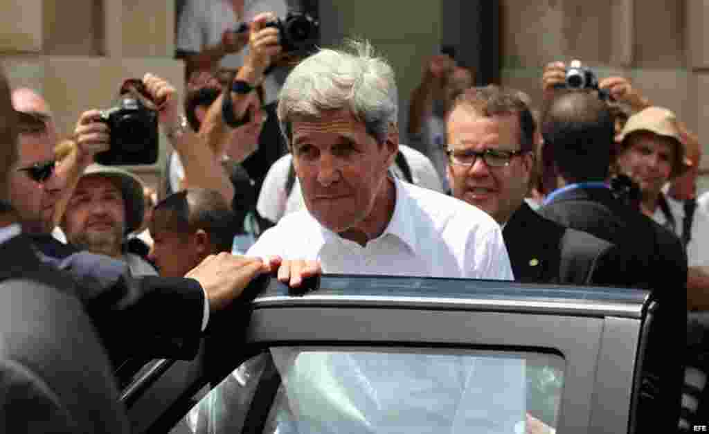 El secretario estadounidense de Estado, John Kerry (c), se dispone a realizar un recorrido por el centro histórico de La Habana (Cuba).  