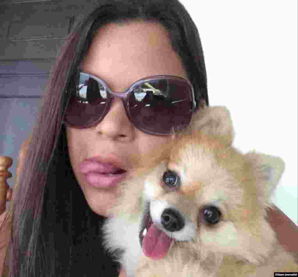 María Gabriela Chávez posando junto a su perro en Instagram. Ella se graduó de Comunicación  Social de la Universidad Bolivariana de Venezuela, la entidad pública fundada por su padre.