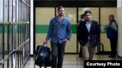 Los diputados Jaime Bellolio (izq) y Miguel Ángel Calisto regresan a Chile tras ser, respectivamente, impedido de abordar un vuelo Miami- Habana y detenido y deportado por Cuba, cuando intentaban participar en la entrega del premio Oswaldo Payá 2018.