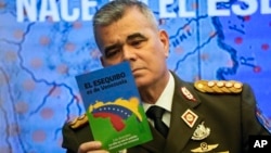 Ministro de Defensa venezolano, general en jefe Padrino López, durante una conferencia de prensa sobre el Esequibo en el palacio de Miraflores, en Caracas, el 31 de octubre de 2023. (AP Foto/Ariana Cubillos)