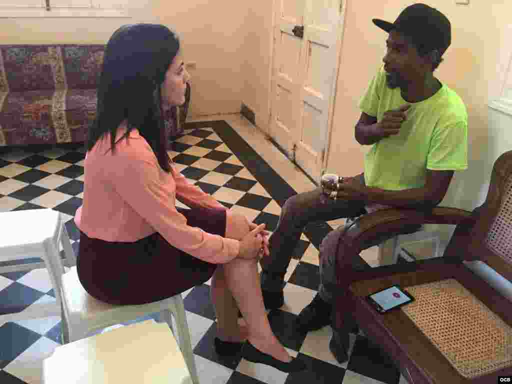 Rosa María Payá escucha a un activista que explica detalles del operativo policial para impedir la asistencia de invitados al Premio Payá. (Foto: Iván García)