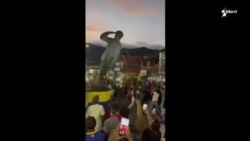 La estatua de Hugo Chávez fue derribada por manifestantes en Venezuela La estatua de Hugo Chávez fue derribada por manifestantes en Venezuela