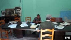 Dos hombres trabajan en una empresa estatal en La Habana (Cuba).