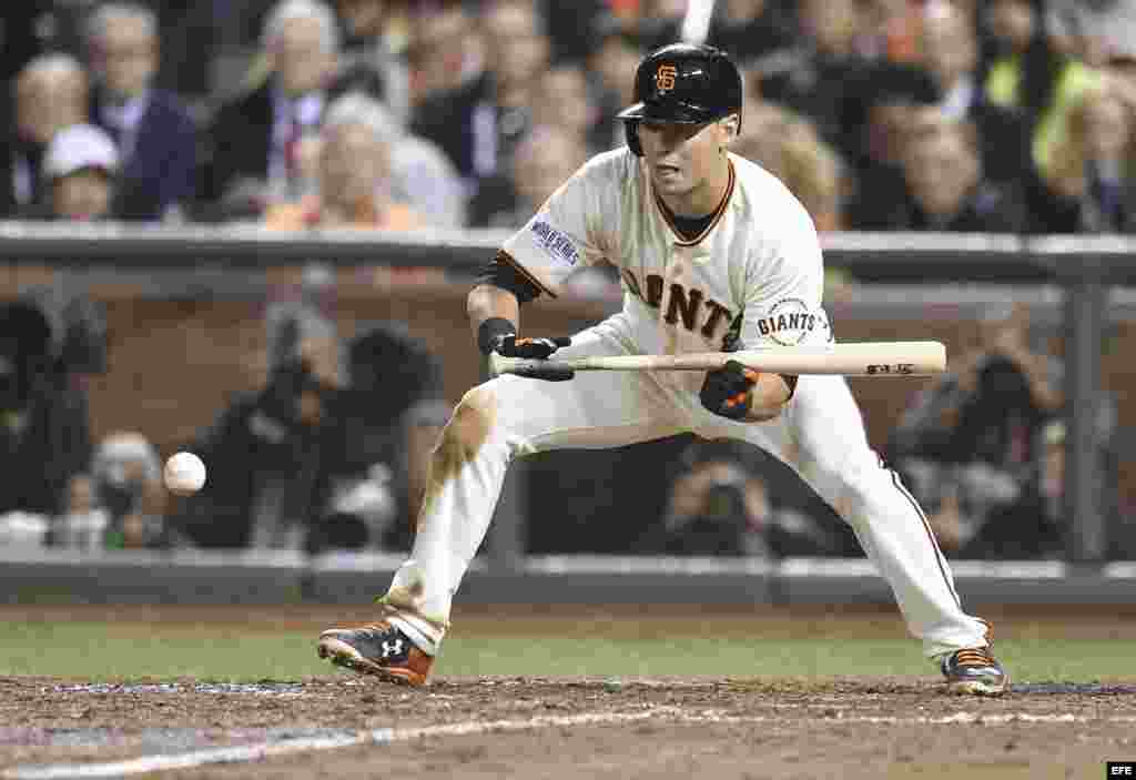 Joe Panik de los Gigantes de San Francisco da un toque de sacrificio en la sexta entrada.