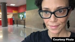 Coco Fusco en el aeropuerto internacional José Martí, durante un viaje en el que le fue negada la entrada al país.