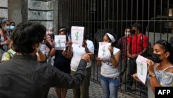El dramaturgo cubano Yunior García Aguilera es confrontado por seguidores del régimen frente a la sede de la Asamblea Municipal en la Habana Vieja. (YAMIL LAGE / AFP)