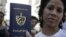 Una cubana muestra su pasaporte cubano obtenido en una oficina de inmigración en La Habana, Cuba. (Reuters/Archivo)