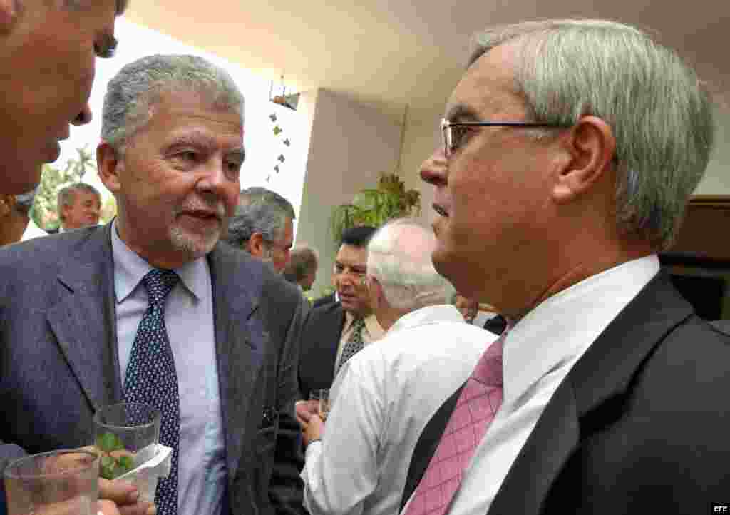Archivo 2005 Dino Sinigallia (izda), embajador No Residente de la Delegación de la Comisión Europea conversa James Cason (dcha), Jefe de la Sección de Intereses de EEUU en Cuba, durante una recepción.