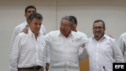 El presidente de Colombia, Juan Manuel Santos, el máximo líder de las FARC, Rodrigo Londoño, alias "Timochenko", y el presidente de Cuba, Raúl Castro. Septiembre 2015, en presentación de un acuerdo en los diálogos de paz en La Habana (Cuba).