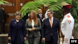 Lis Cuesta (i), esposa del gobernante cubano, Miguel Díaz-Canel; la primera dama de Venezuela, Cilia Flores (c); y el canciller cubano, Bruno Rodríguez (d).