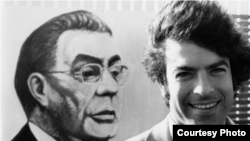 Satter en Moscú (1978) frente a mural de Brezhnev