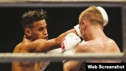 Robeysis Ramírez ganó por "nocaut" técnico a Ivan Soloviov (i-d).