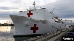 El USNS Comfort anclado en el Puerto de Miami.