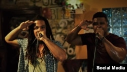 Yoandri Kindelan y Osvaldo Navarro, dúo La Alianza, durante un concierto.