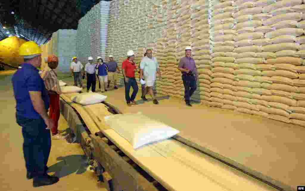 Frente a los sacos de azúcar en el 30 de Noviembre.