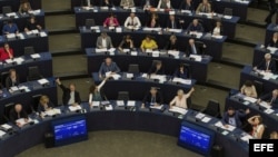 Varios eurodiputados votan sobre el acuerdo de diálogo UE-Cuba en el Parlamento Europeo en Estrasburgo (Francia) hoy, 5 de julio de 2017.