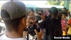 Cuando los raperos subieron a cantar, las autoridades mandaron a parar el evento.