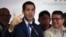 El líder opositor venezolano y presidente interino Juan Guaidó habla durante una conferencia de prensa un día después de que no pudiera entrar al Palacio Legislativo.