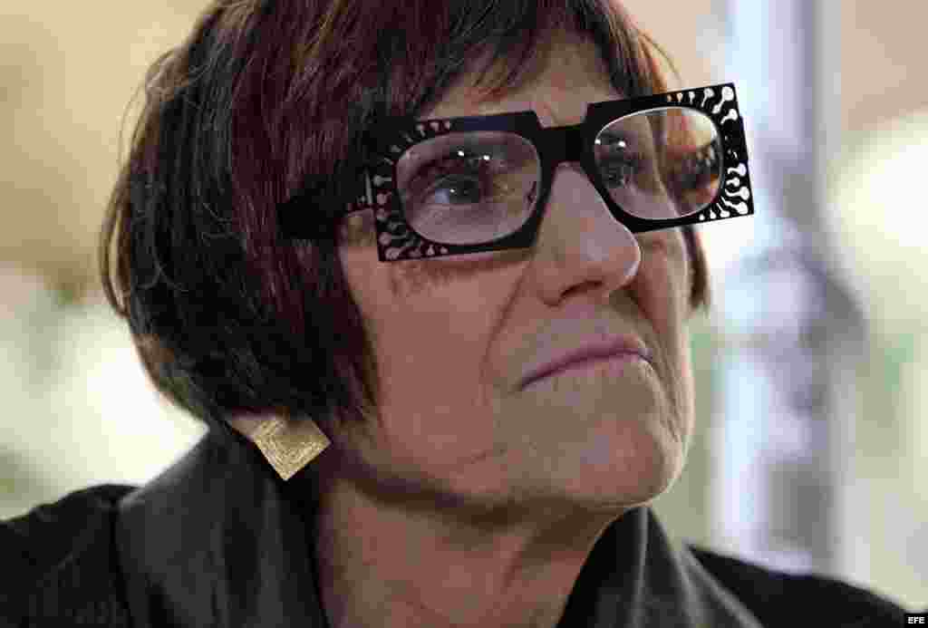 La congresista demócrata Rosa de Lauro participa en una rueda de prensa ofrecida en La Habana, Cuba.