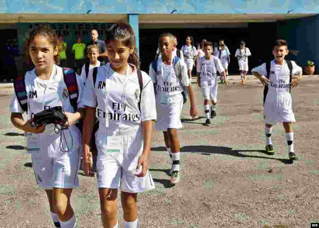 Niños cubanos participan en una clínica de fútbol impartida por entrenadores de la Fundación Real Madrid, del 14 al 18 de noviembre de 2016, en La Habana (Cuba).  