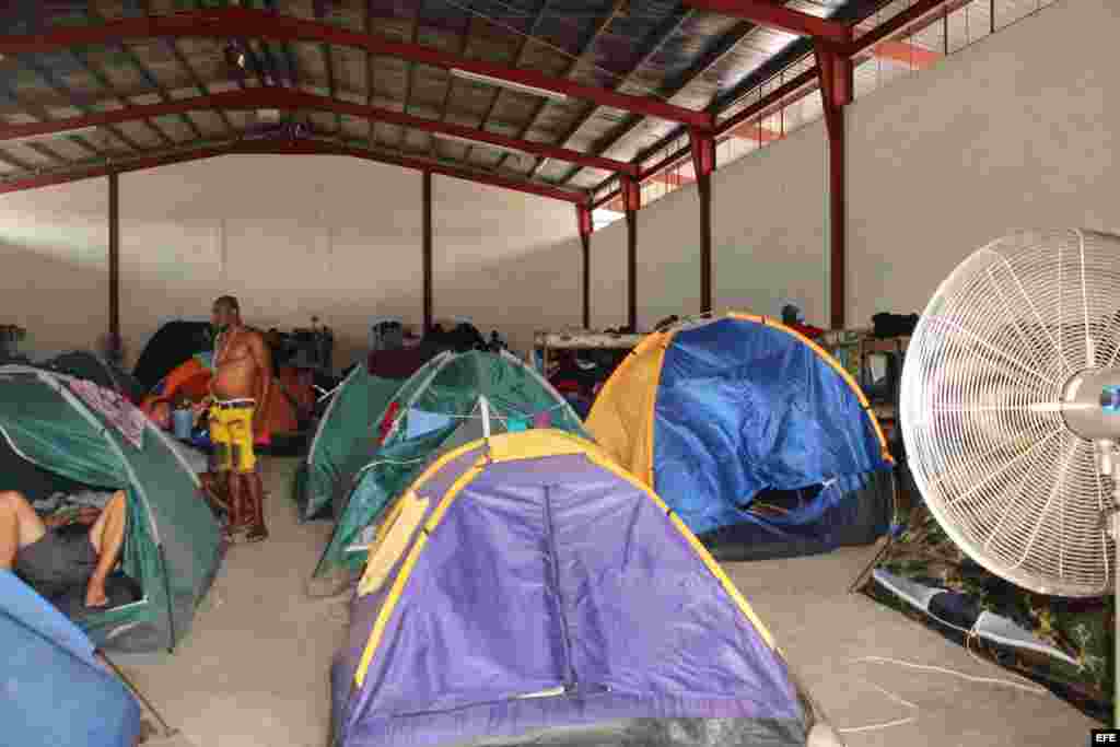 Los duermen en tiendas de campaña, en albergues improvisados.