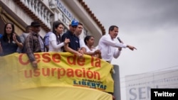 Juan Guaidó habla a sus seguidores en una manifestación en Valles del Tuy, Miranda.
