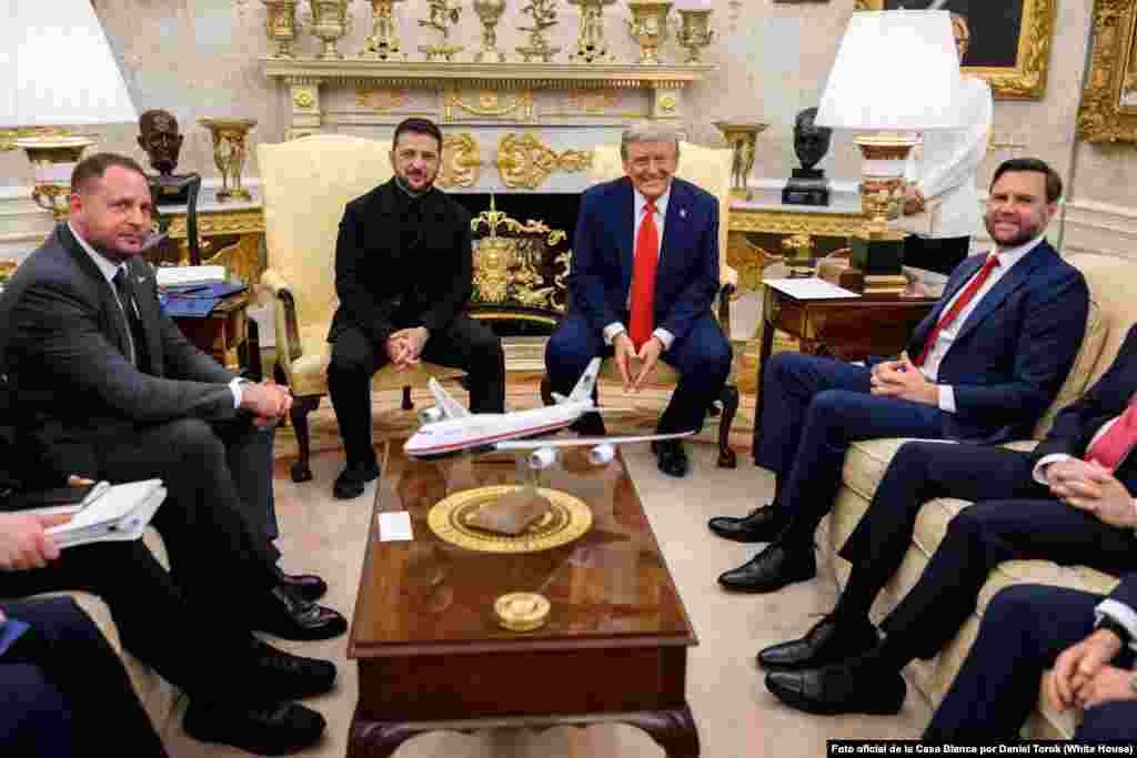 El presidente Donald Trump participa en una reunión bilateral con el presidente ucraniano Volodymyr Zelenskyy, el 18 de agosto de 2025.