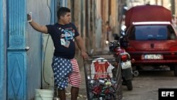 Un hombre vende carretes de hilo en una calle de La Habana.