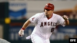 Kendrys Morales (d) en acción cuando jugaba con los Angelinos.