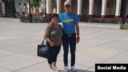 Rosa Delia Morales junto a su pareja, en una foto tomada de su perfil de Facebook.