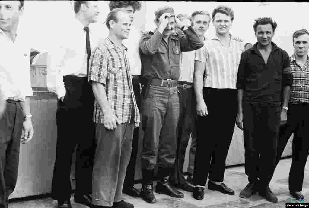 Raúl Castro en la cubierta del buque soviético Lgove.