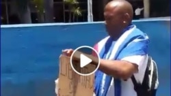 "¡Abajo la corrupción!": cubano realiza protesta pública en céntrica calle de La Habana "¡Abajo la corrupción!": cubano realiza protesta pública en céntrica calle de La Habana