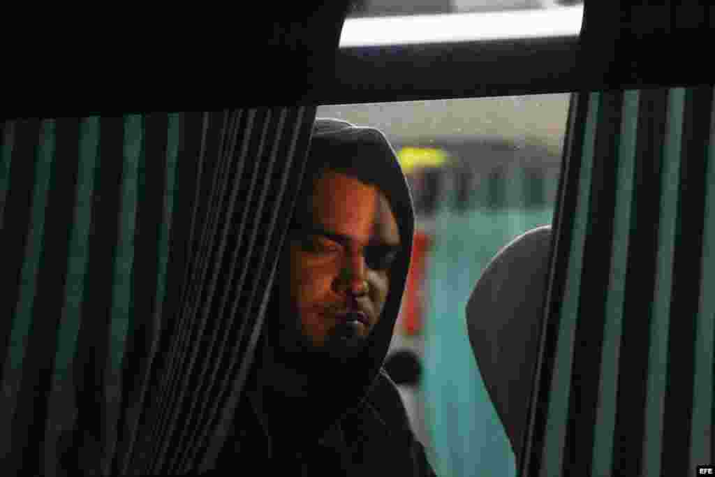 Cubanos en tránsito hacia Estados Unidos viajan en un autobús hoy, miércoles 13 de enero de 2016, en el paso por la frontera La Hachadura, entre Guatemala y El Salvador, a la altura de San Francisco Menéndez (El Salvador)