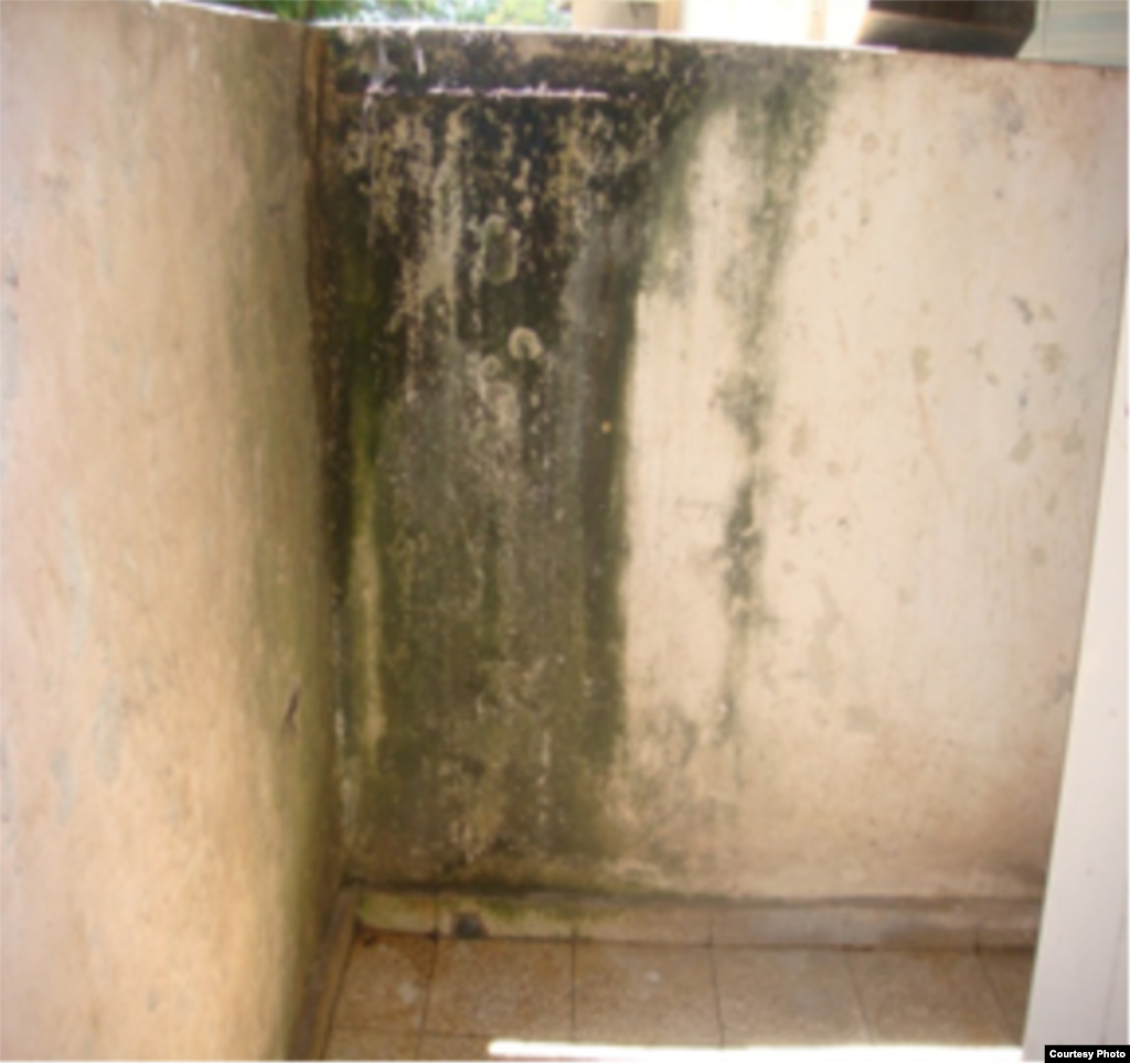 Un recorrido por un centro universitario en Santiago de Cuba, a pocos días de iniciarse el curso escolar 2010-2013 muestra el deterioro de las instalaciones.