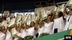 Médicos cubanos muestran diplomas en La Habana