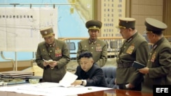 Kim Jong-un (c), durante una reunión en la que ordenó tener preparados sus misiles para atacar en "cualquier momento" intereses de EEUU y Corea del Sur.