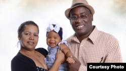 Antunez, su esposa Magalys Rivaflecha y la pequeña Alejandra nacida en Hialeah (RRSS).