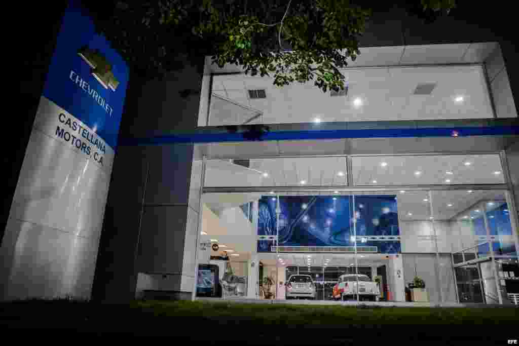 La vitrina vacía de un concesionario en Caracas.