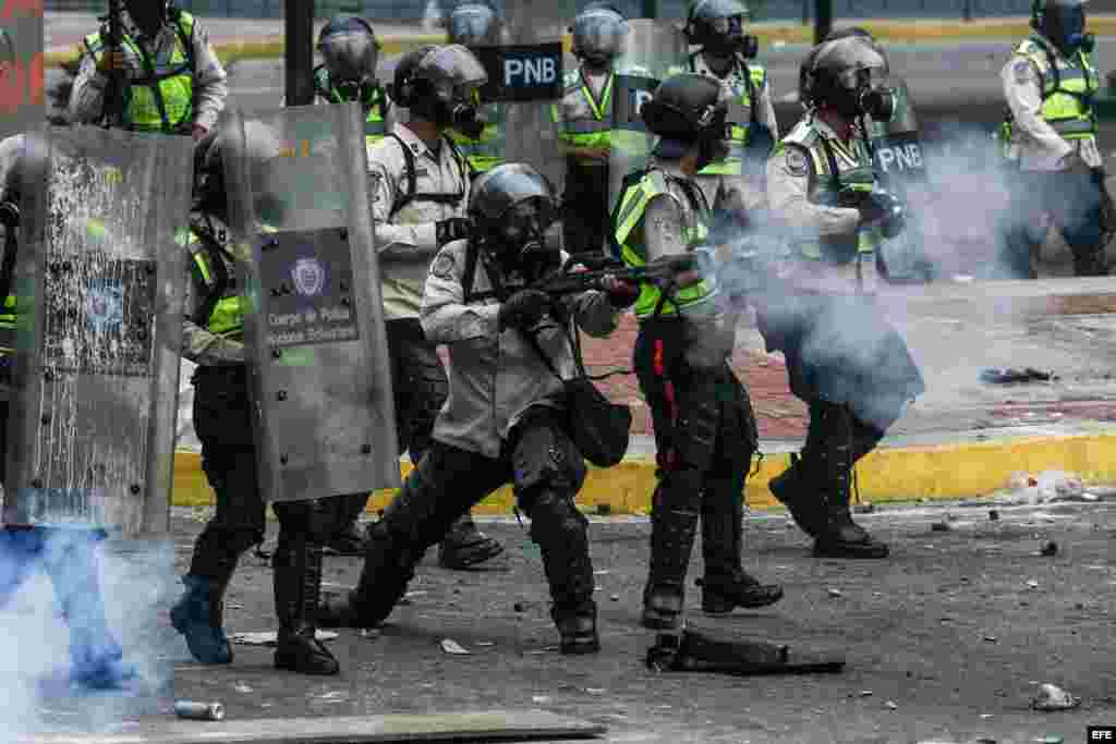 Integrantes de la Policía Nacional Bolivariana (PNB) se enfrentan a manifestantes hoy, lunes 8 de mayo de 2017, en Caracas (Venezuela). Las marchas opositoras venezolanas que pretendían llegar hoy al centro de Caracas desde varios puntos de la ciudad, de