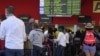 Viajeros esperan sus vuelos de regreso a casa en el Aeropuerto Internacional José Martí de La Habana.
