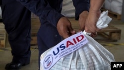 Una bolsa con ayuda humanitaria para los venezolanos enviada por USAID, en el centro de acopio de Cúcuta, en Colombia.