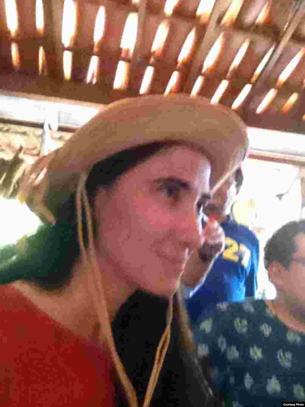 Yoani Sánchez con sombrero nordestino