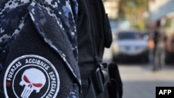 En esta foto de archivo tomada el 1 de abril de 2019, un miembro de las Fuerzas de Acción Especial de Venezuela (FAES) se encuentra en un puesto de control durante una operación de seguridad en el municipio de El Valle, en Caracas.