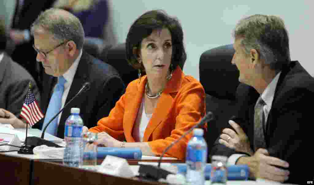 La secretaria de Estado adjunta para Latinoamérica, Roberta Jacobson, asiste a una reunión hoy, jueves 22 de enero de 2015, en el Palacio de Convenciones de La Habana (Cuba).
