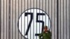 n soldado cubano monta guardia junto a la Oficina de Intereses de Estados Unidos en Cuba, donde se ha colocado un cartel con un número 75 en solidaridad con los 75 disidentes detenidos en la primavera del 2003.
