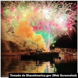 Fuegos artificiales durante la celebración del Día de la Independencia en Bar Harbor, Maine. (Foto cedida por Ivy Manor Inn)