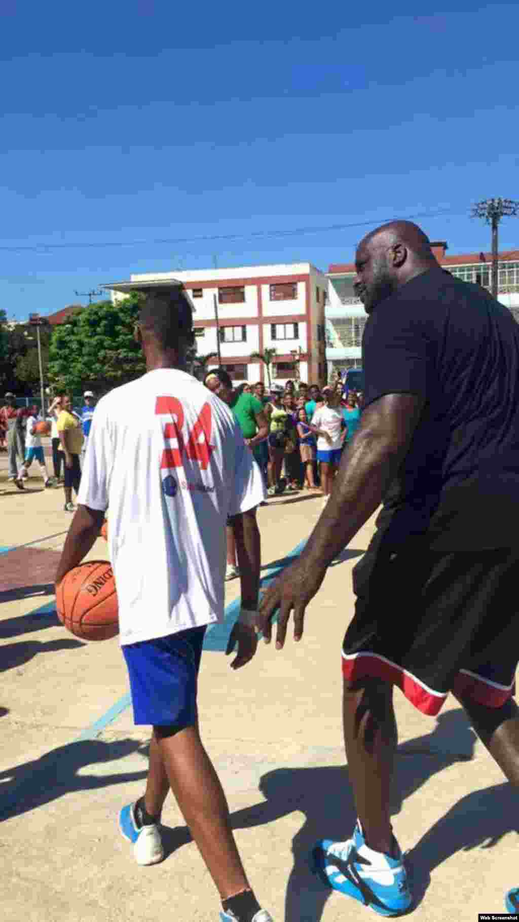 Shaquille O'Neal entrena con el equipo juvenil de baloncesto en las canchas de 23 y B, en el barrio habanero del Vedado. Cortesía Vistar Magazine.